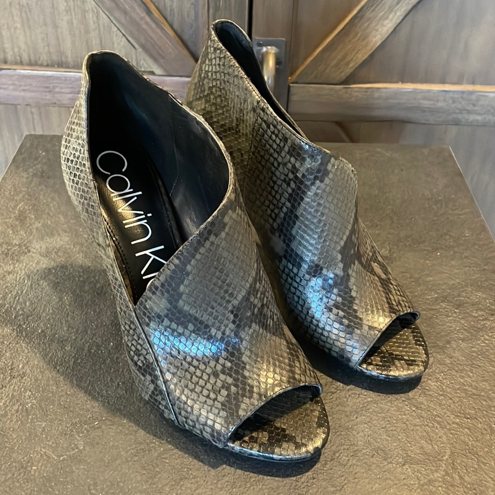 Calvin Klein snake skin heeled booties size 8.5.